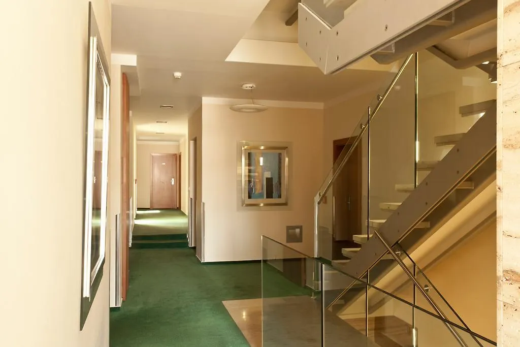 פראג Hotel Popelka 4*,