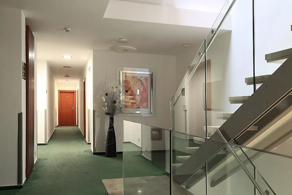 פראג Hotel Popelka