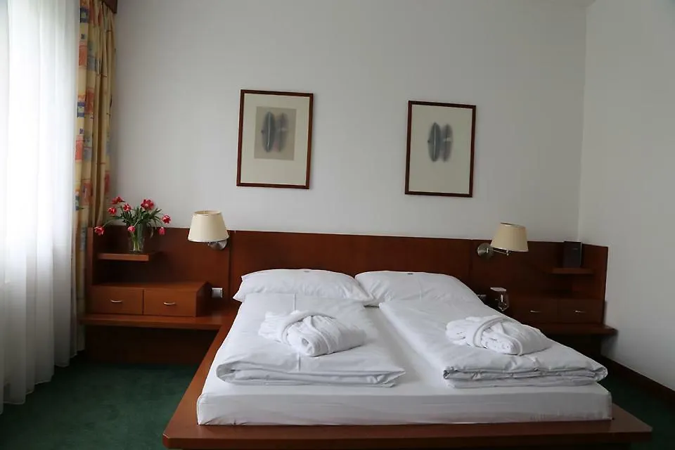 פראג Hotel Popelka