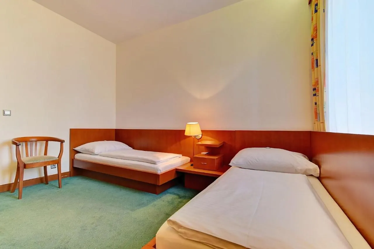 פראג Hotel Popelka