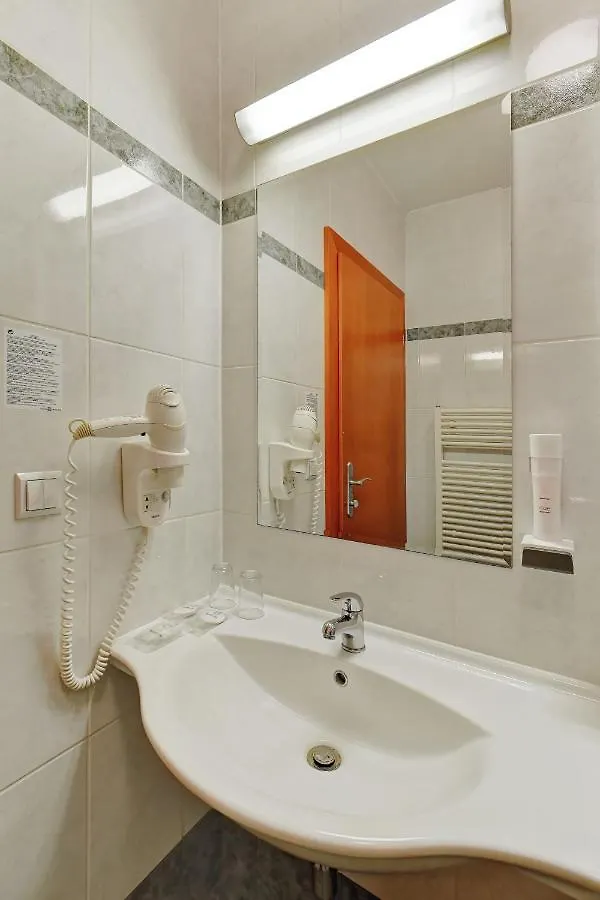 פראג Hotel Popelka