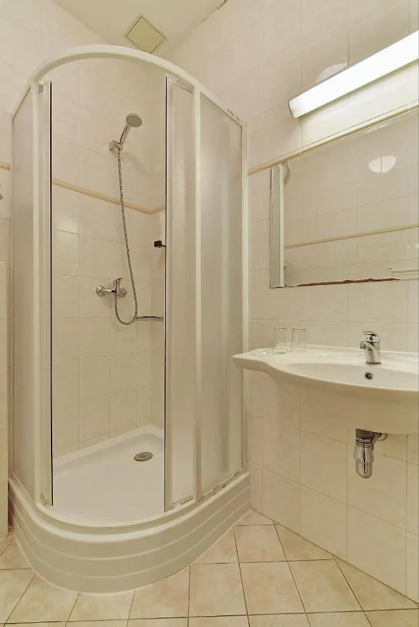 פראג Hotel Popelka 4*,