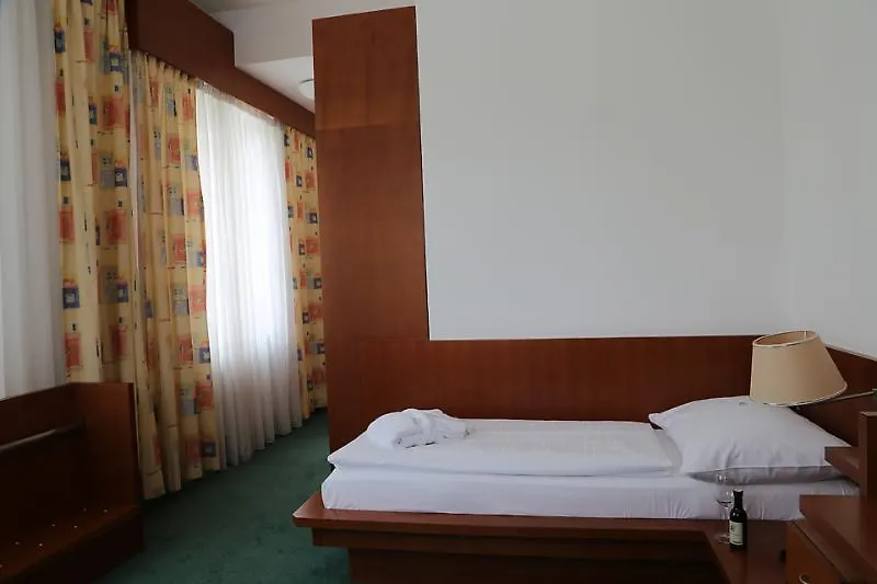 פראג Hotel Popelka