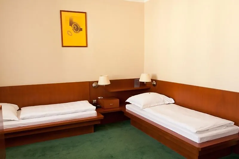 פראג Hotel Popelka 4*,